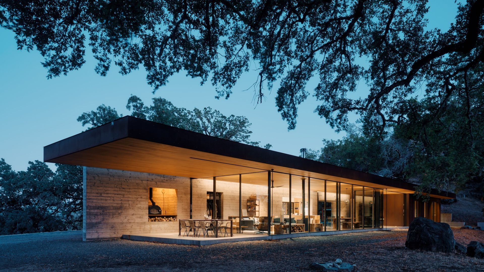 Shaded by oaks, this California retreat is a model of beauty and resiliency