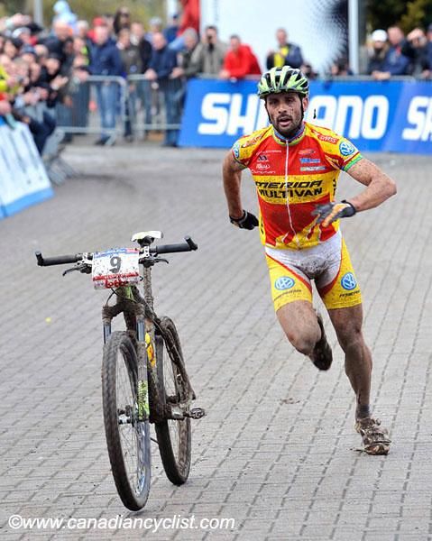 Hermida begins to 'chase' his bike.