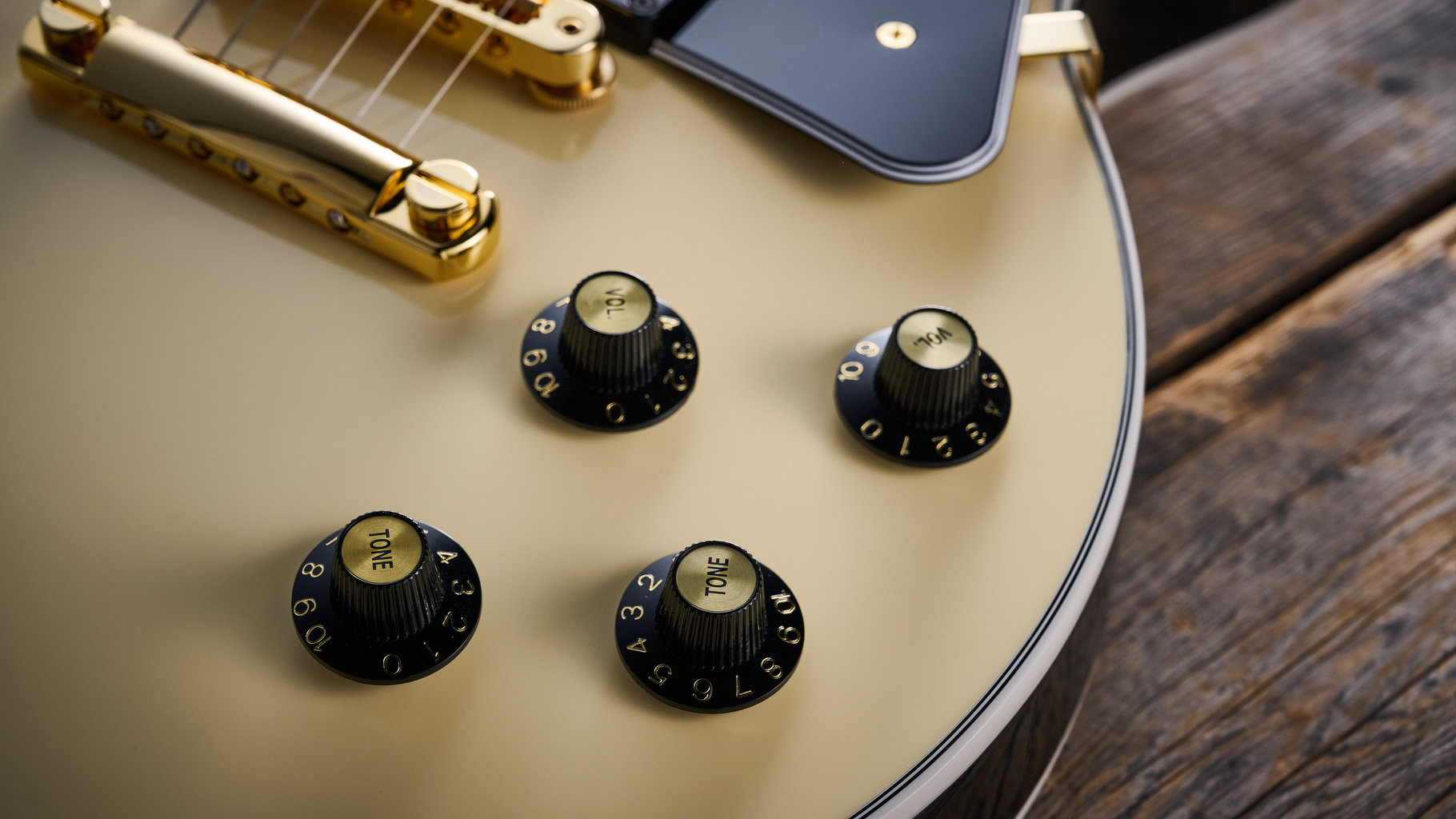 Gibson Les Paul Custom 70s in Buttercream (off-white) finish with gold hardware, block inlays and split-diamond headstock