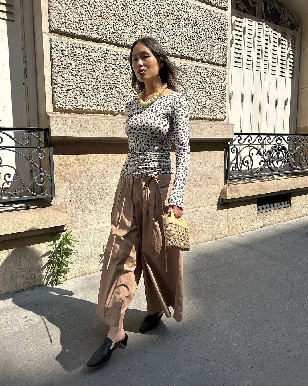 Woman wearing khaki pants trend 2025.