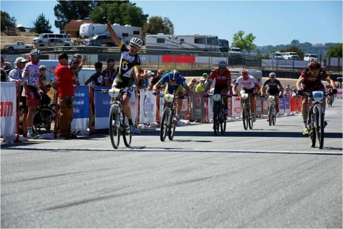 Geoff Kabush (Scott/3-Rox) taking the win in true sprint finish style