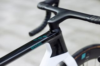 A close up of the cockpit on the Canyon Aeroad CFR Tokyo edition
