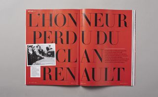 A double page spread of a magazine, entirely in red with black words written "L'HONNEUR PREDUDU CLAN RENAULT". An archive photo on the left with men standing by an old card and text below and on the right page.