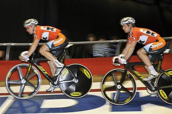 Leigh Howard leads Glenn O'Shea as they prepare for a start in the Madison.