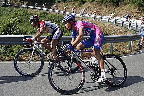 Evgeni Petrov (Lampre) corners on a descent during stage 12