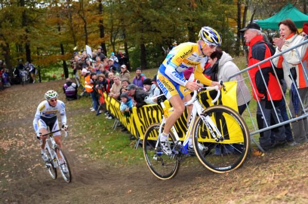 Kevin Pauwels (Telenet - Fidea) leads teammate Zdenek Stybar.