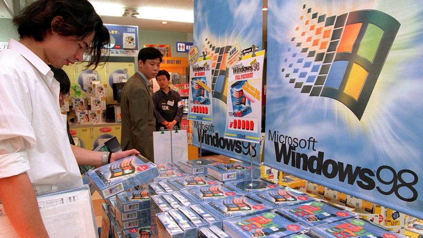 Windows 98 - A customer looks at a box in Japan