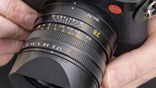 Primer plan de la Leica Q3 con control de apertura variable