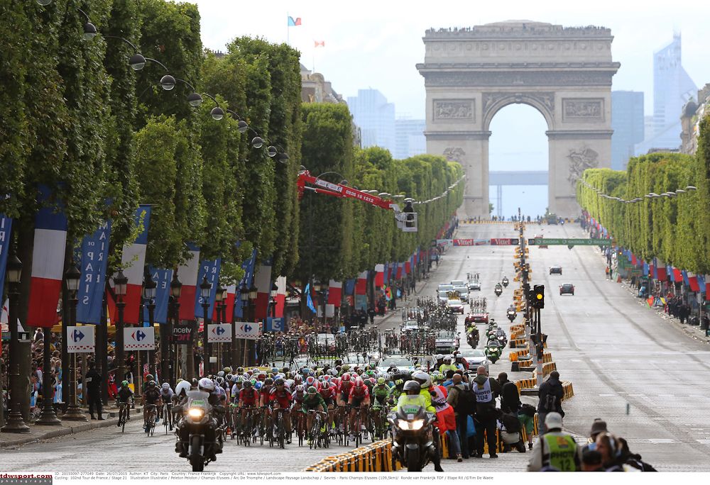 The peoton in action with the Arc de Triomphe behind.