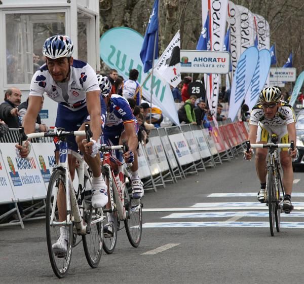 Sandy Casar (Fran&ccedil;aise Des Jeux) races to the line.
