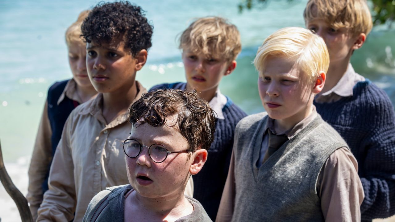 Ralph (WINSTON SAWYERS), Piggy (DAVID McKENNA), Eric (CASSIUS FLEMYNG), Sam (NOAH FLEMYNG) in Lord of The Flies