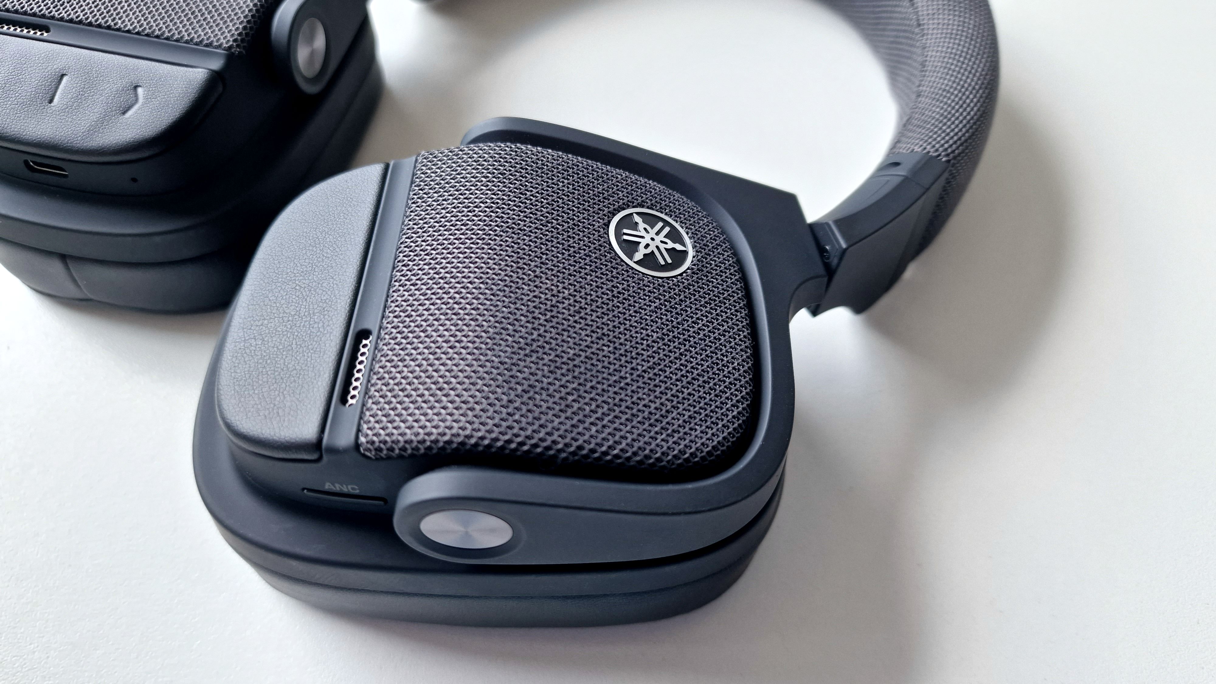 Yamaha YH-L700A taget i nærbillede af den ene hørekop.