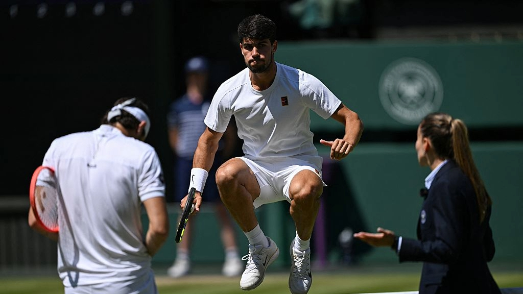 Carlos Alcaraz and Taylor Fritz toss the coin to start their men's singles semifinals