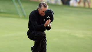 Gary Player acknowledges the fans after his last Masters appearance in 2009
