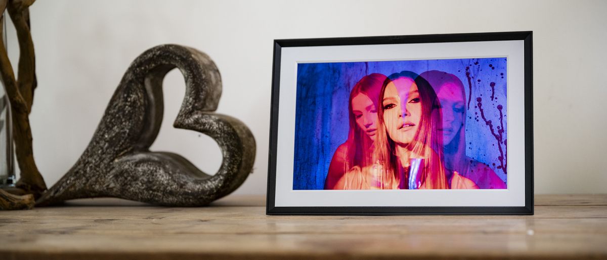 Aura Carver Mat digital frame