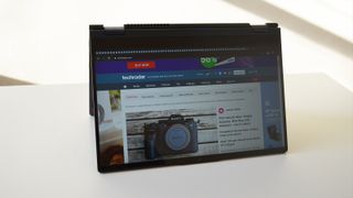 En åpen Lenovo ThinkBook 14S Yoga på et bord.