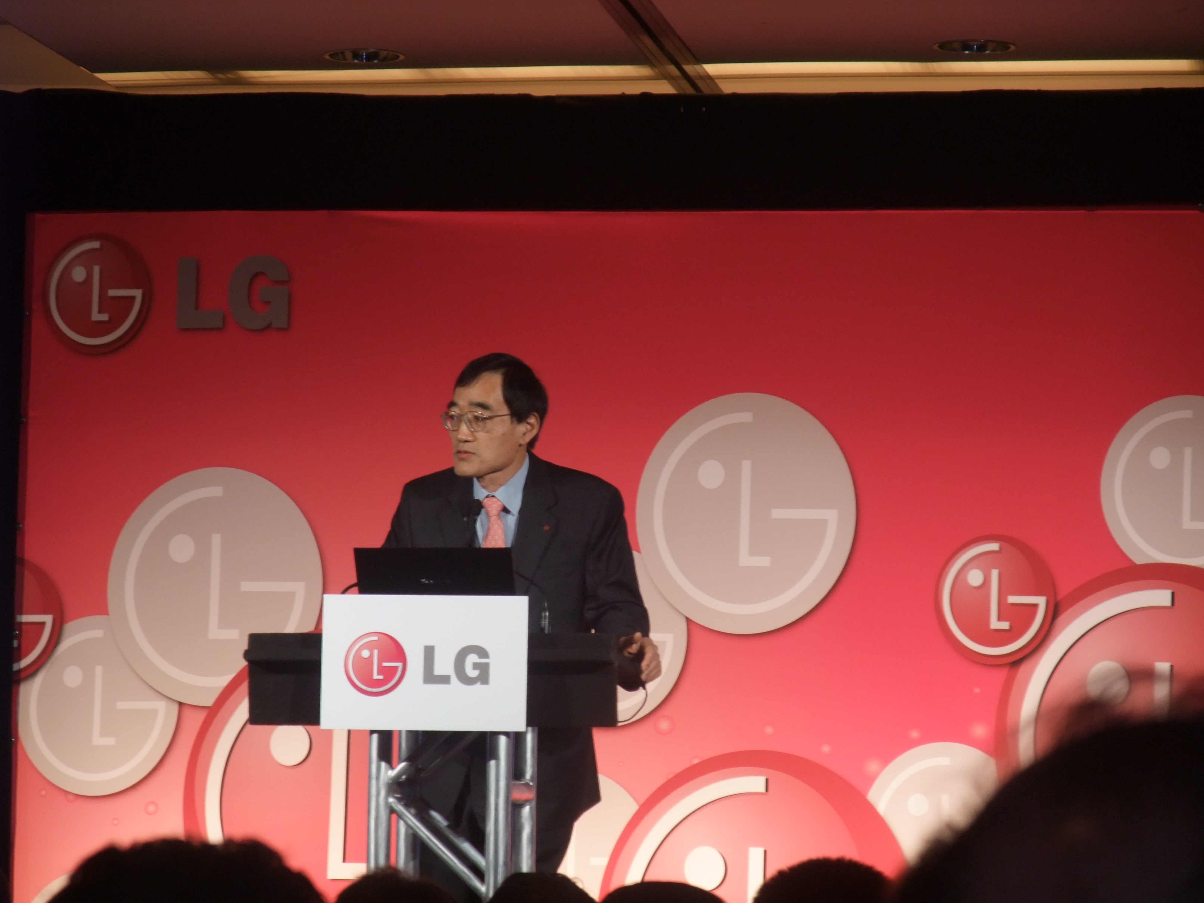 Michael Ahn shows off LG&#039;s 2009 line-up