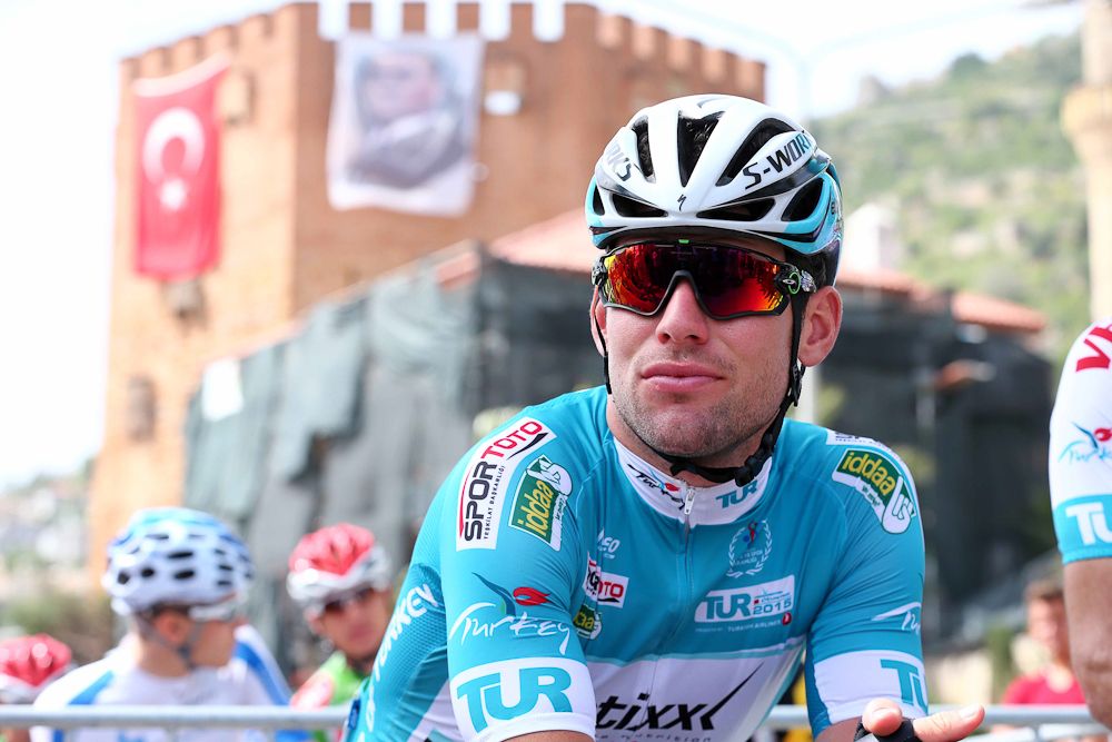 Cavendish int he blue leader's jersey.