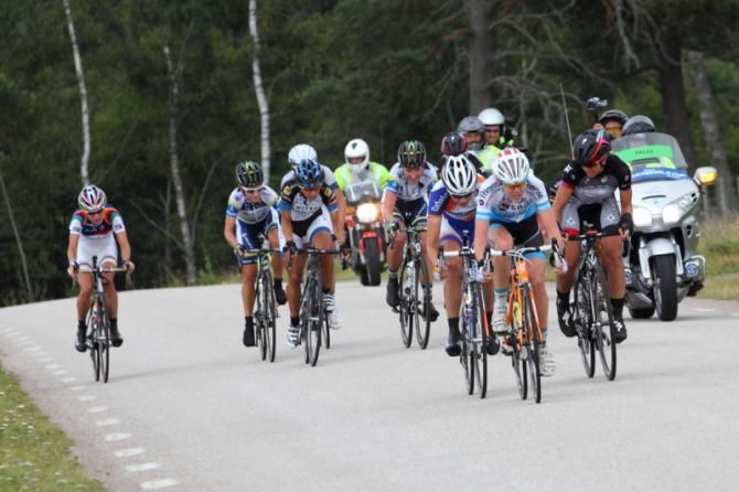 Anna van der Breggen (Sengers Ladies Cycling Team) and Evelyn Stevens (Specialized - lululemon) lead the race, now a dwindling front group