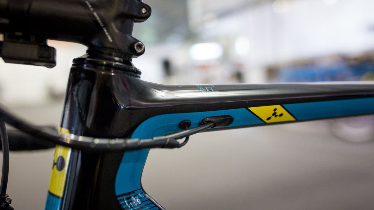 The Gallium Pro has internal cable routing through the top tube of the frame