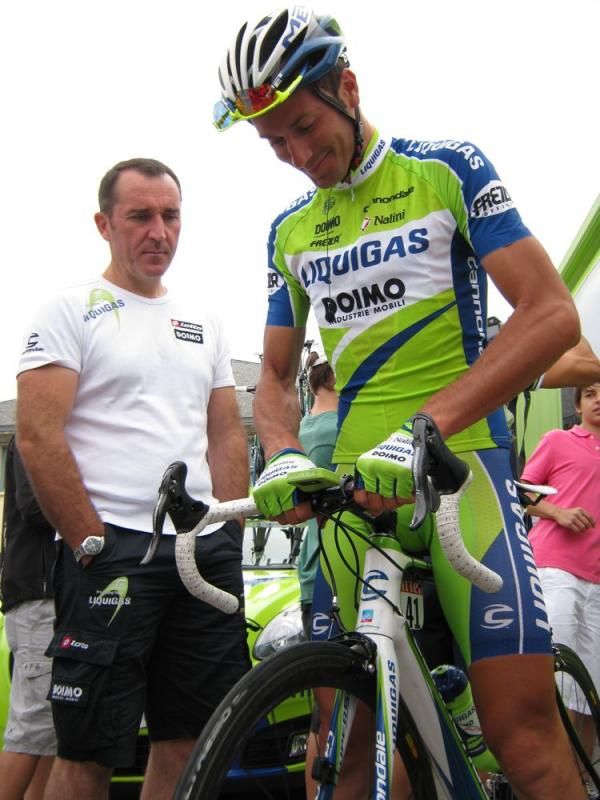 Ivan Basso (Liquigas-Doimo) checks his SRM power meter