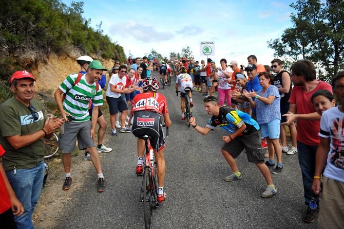 A lot of cheering fans on the final climb of stage 14