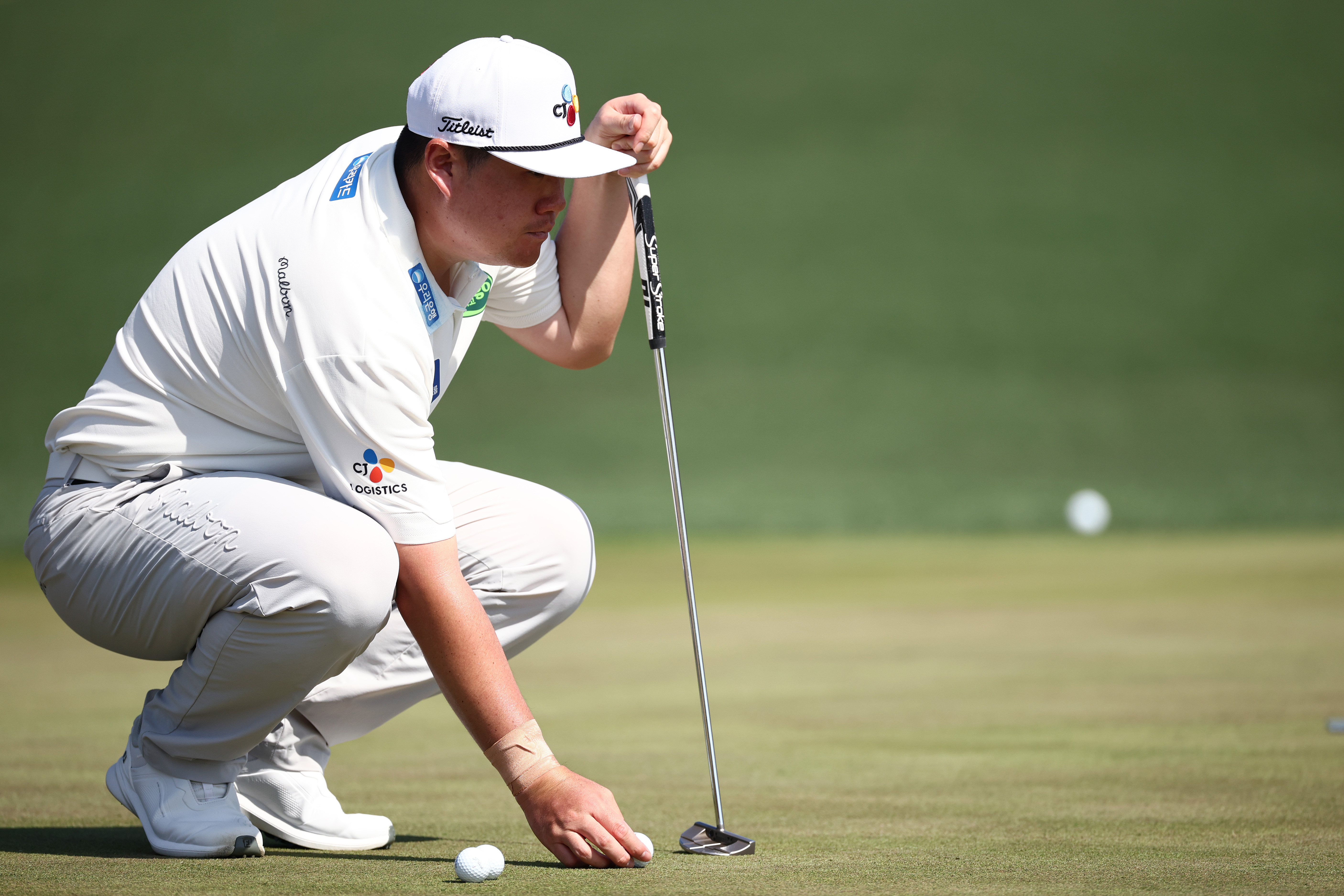 Sungjae Im lines up a putt