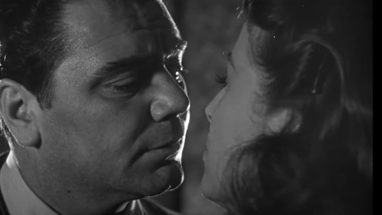 Ernest Borgnine ve Betsy Blair Marty'de öpmeye hazırlanıyor