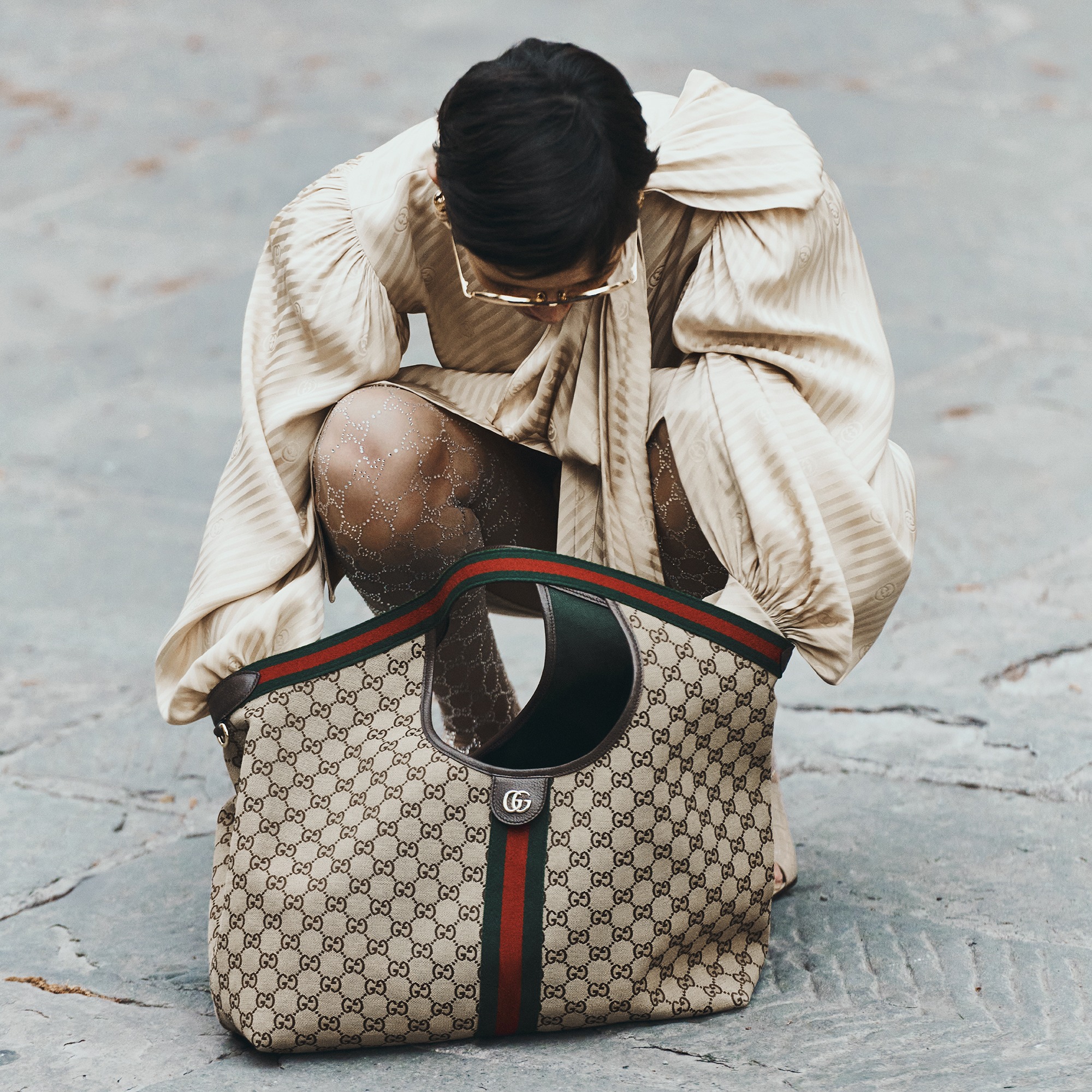 Model with a Gucci Giglio bag.