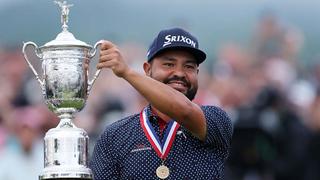 OAKMONT, PENNSYLVANIA - JUNE 15: J. J. Spaun of the United States celebrates with the trophy after winning during the final round of the 125th U.S. OPEN at Oakmont Country Club on June 15, 2025 in Oakmont, Pennsylvania. (Photo by Patrick Smith/Getty Images)