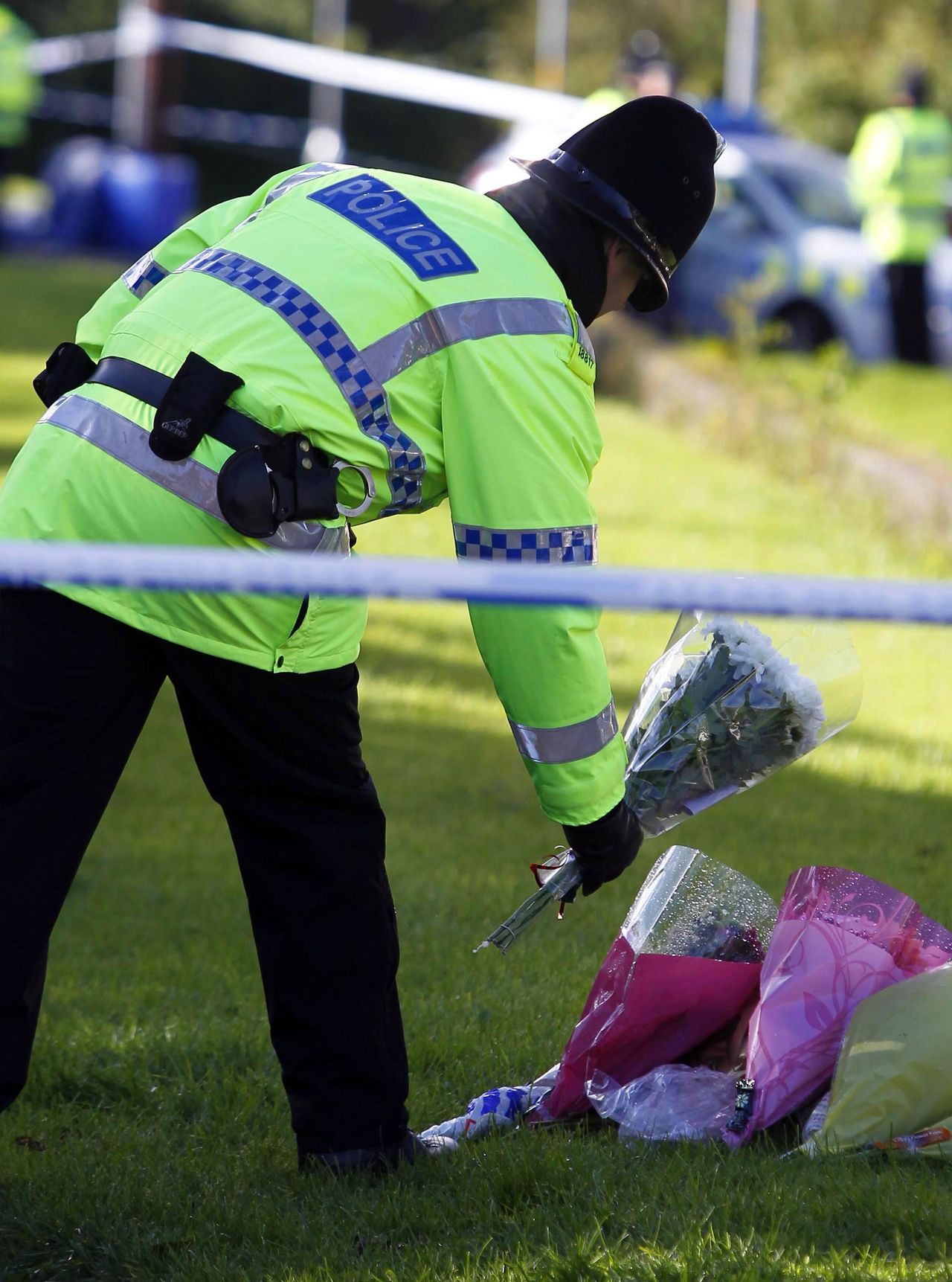 Police officer lays tributes to killed Manchester policewomen