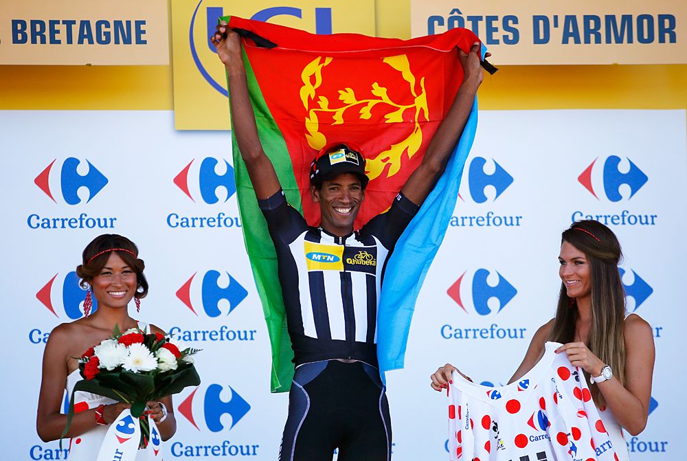 Daniel Teklehaimanot (MTN-Qhubeka) holds up the flag of Eritrea