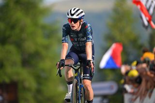 Col de la Coeuille, Francja, 20 lipca. Jonas Wingard Hansen z Danii i zespół Visma Lease a Bike przekraczają linię mety na drugim miejscu podczas 20. etapu 111. Tour de France 2024, etapu o długości 1328 km z Nicei do Col de la Coeuille, 1676 m, UCIWT, 20 lipca 2024 r. W Colle de la Coyole, Francja, zdjęcie: Tim de Waly Getty Images