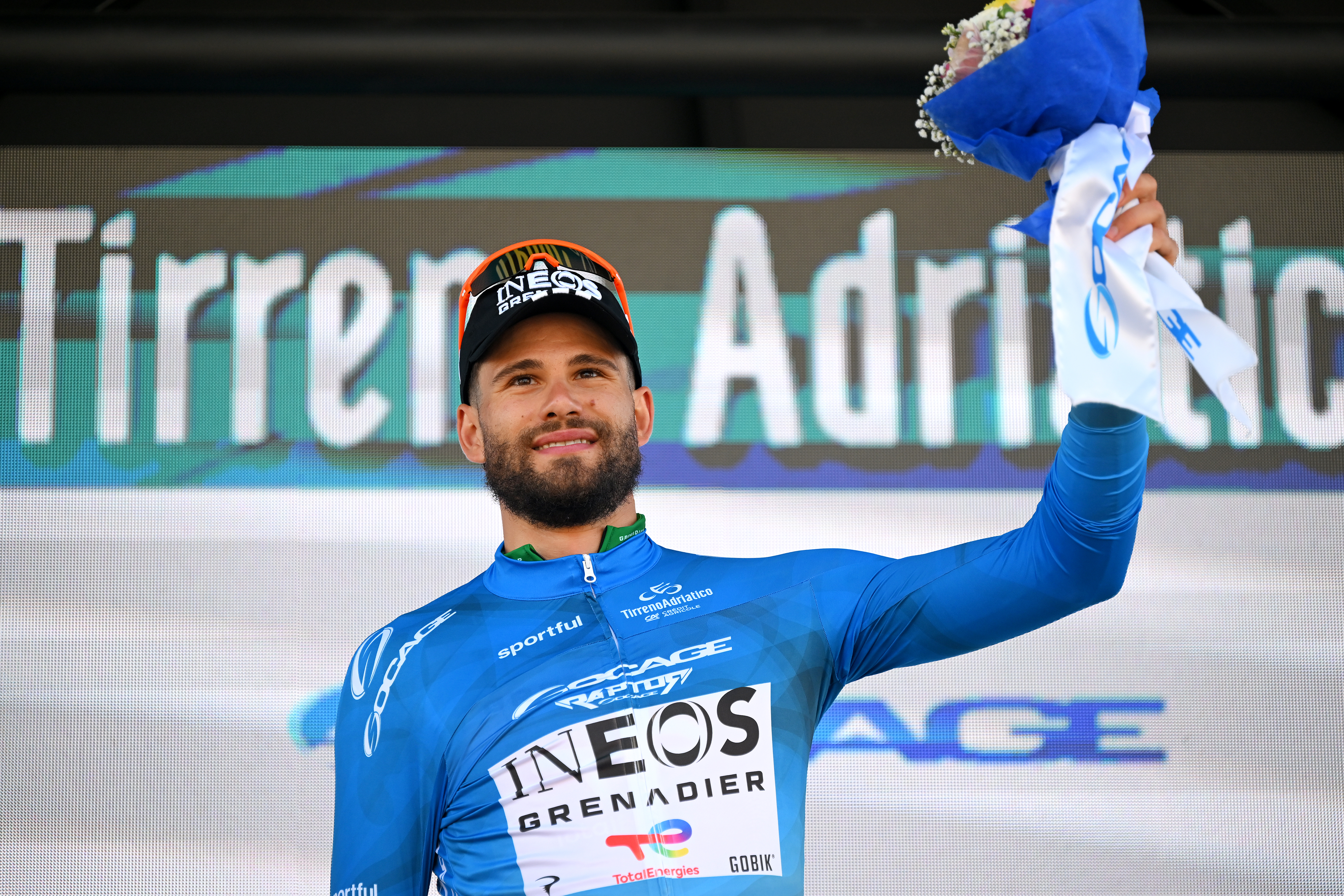 Filippo Ganna com o kit de líder azul após a primeira etapa do Tirreno-Adriatico