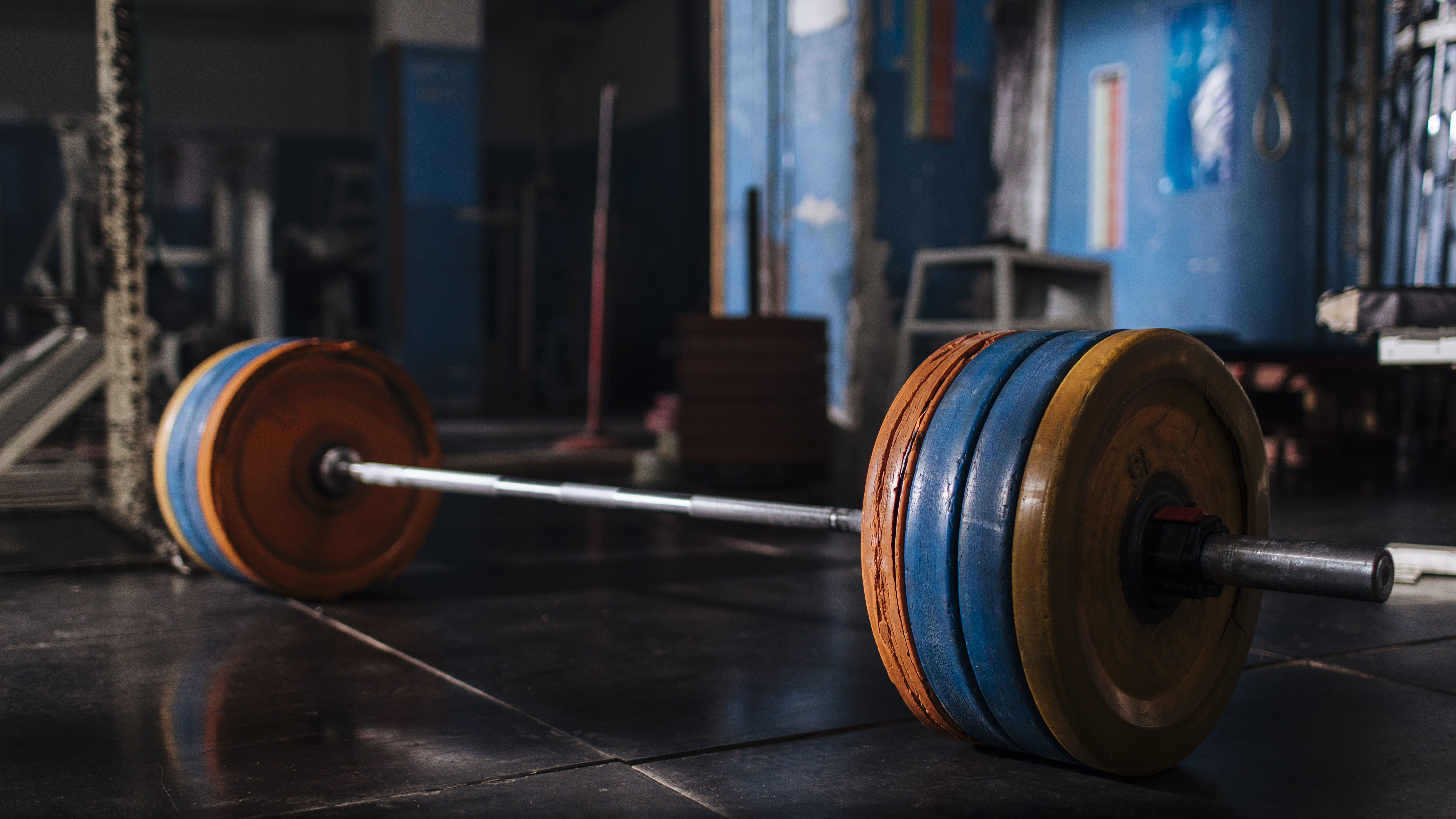 Barbell en el piso del gimnasio vacío