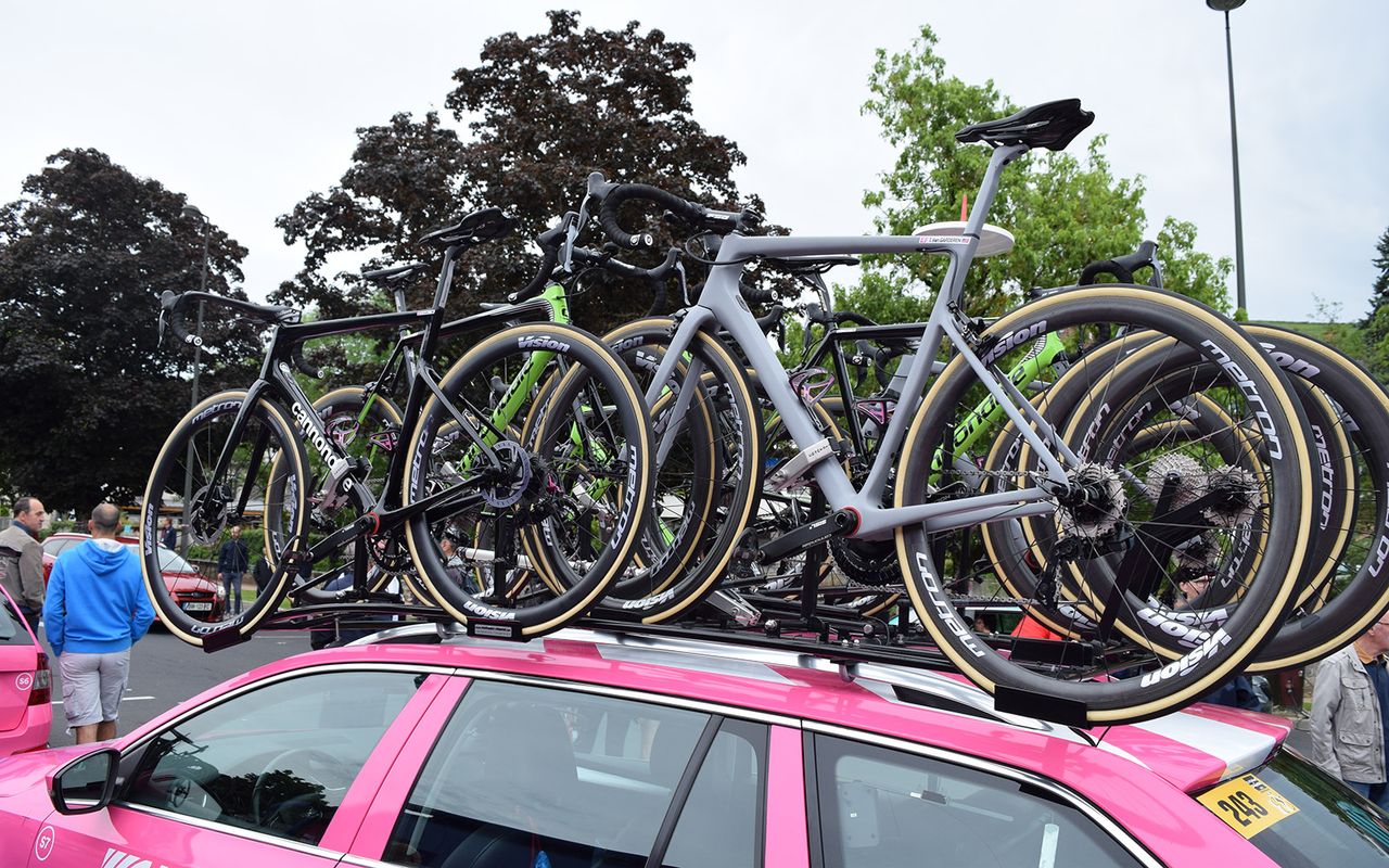 Some of the framesets seen had been given a primer paint coat, presumably to hide the design while others were team issue