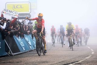 Critérium du Dauphiné - Magnus Cort beats Primož Roglič in misty hilltop sprint 