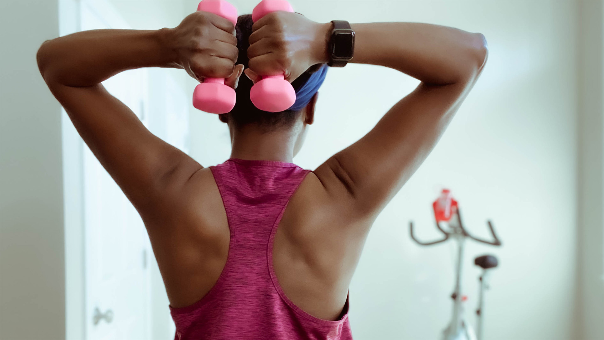 Imagen de entrenamiento con pesas en entrenamiento en casa