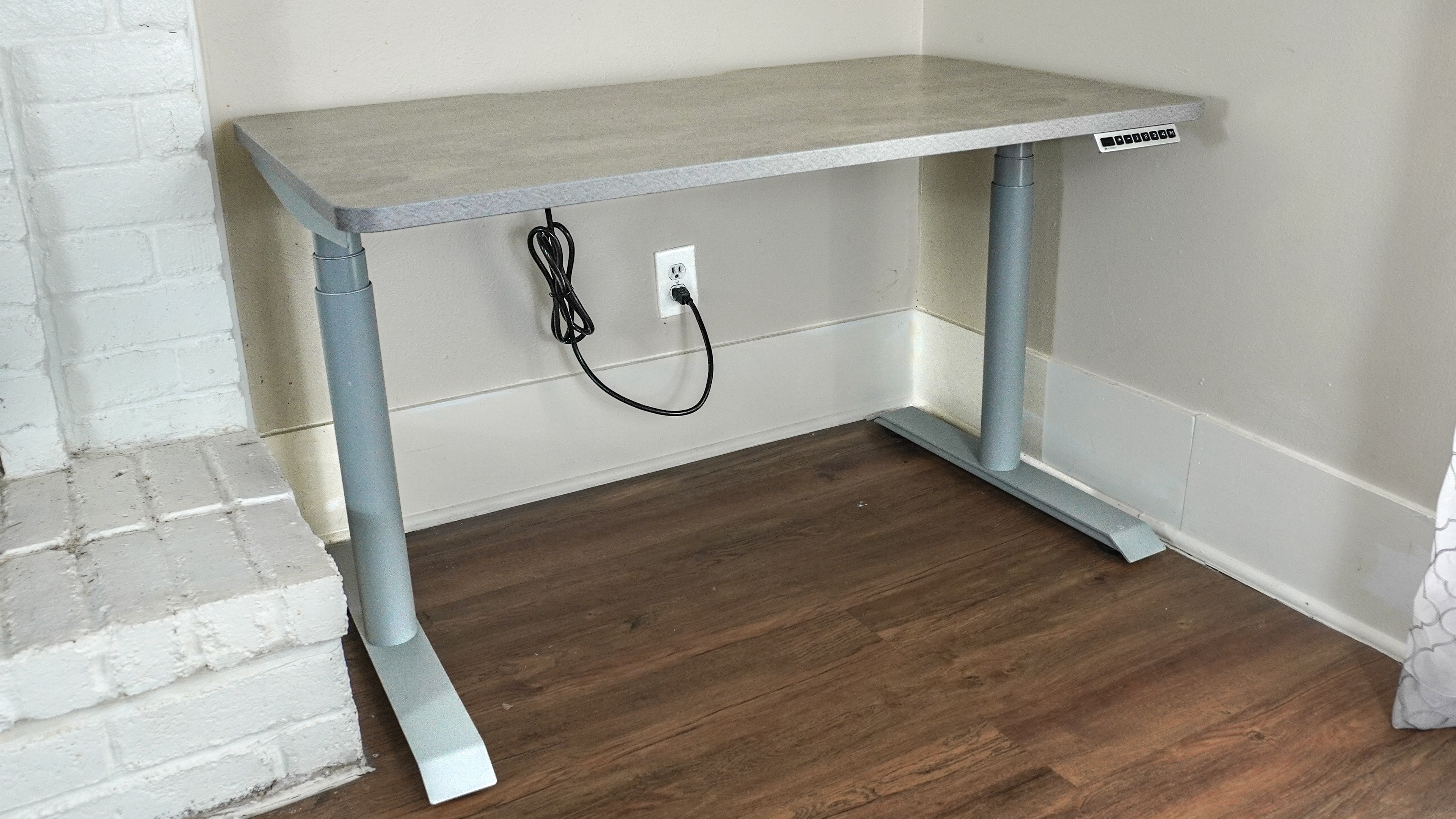 The Hinomi S1 standing desk seen at an angle showing off its rounded, three-stage legs
