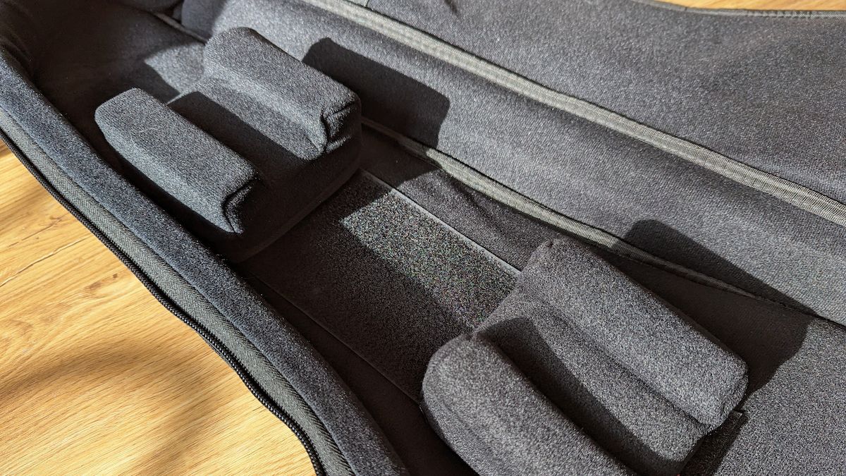 Fender F1225 Electric Guitar Gig Bag review: the neck rest