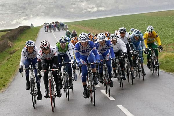 Quick Step splits the bunch