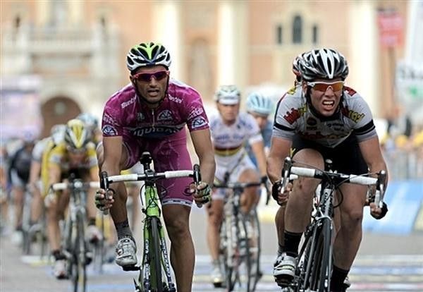 High Road's Mark Cavendish and Daniele Bennati battle for the victory on stage 12.