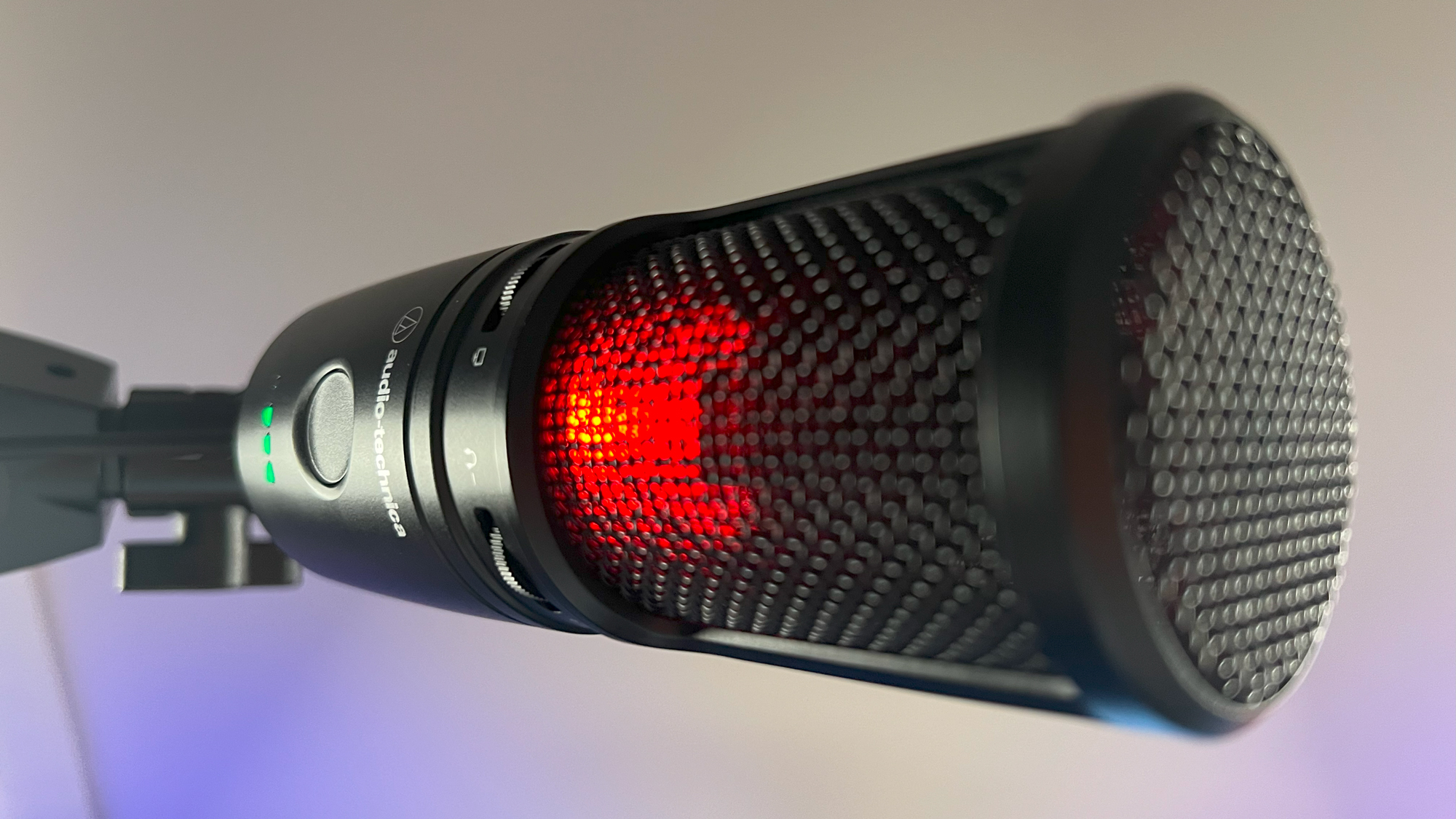 Audio-Technica AT2020USB-XP jest wyciszony, świeci się czerwona lampka kontrolna