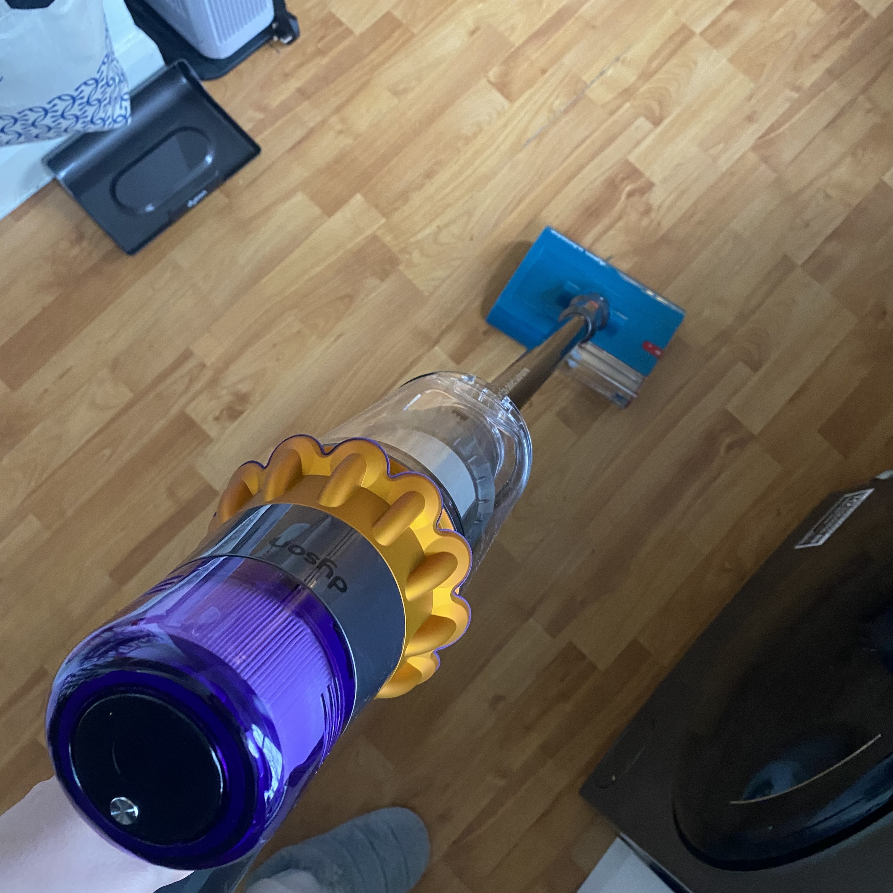 Testing the Dyson Submarine on hard floors