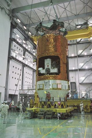 HTV No4 is moved into place for payload fairing encapsulation on July 11, 2013.