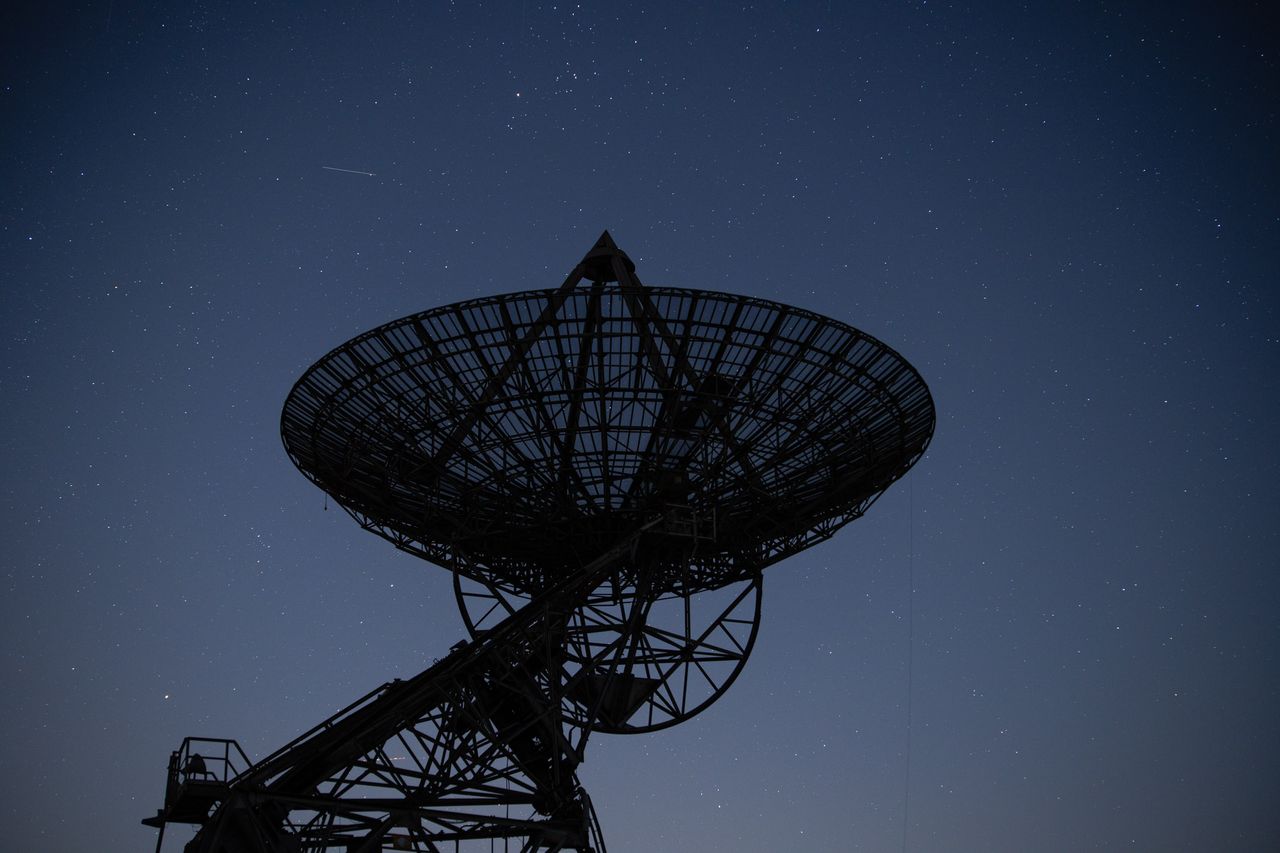 Photo of a radio telescope with the night sky behind taken with a Viltrox AF 50mm f/1.4 Pro FE