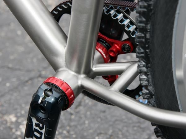 While most builders typically prefer to space the chain stays as wide on the bottom bracket shell as possible, Alchemy has positioned them surprisingly close together on this titanium 29er hardtail.