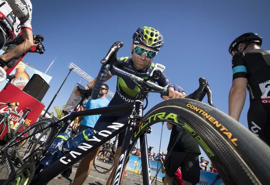Alejandro Valverde gives his bike one last check