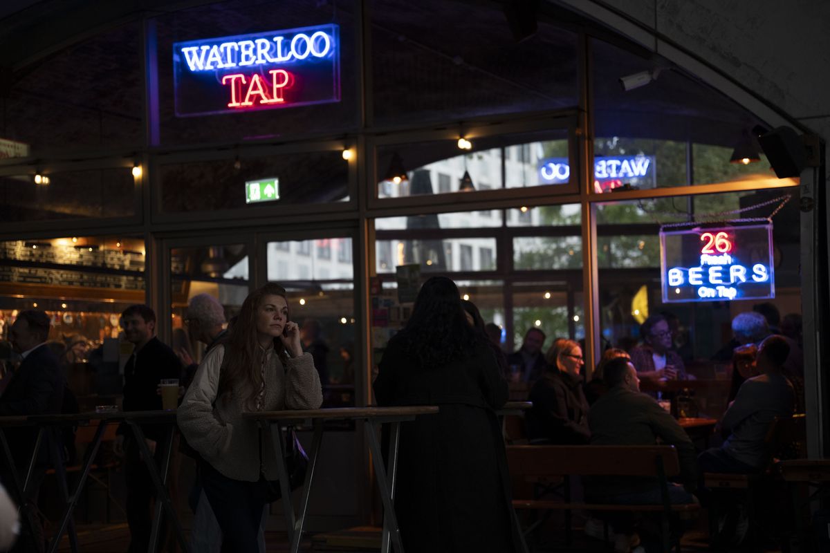 Nikon Z 24-70mm f/2.8 S II sample gallery: a London bar at night