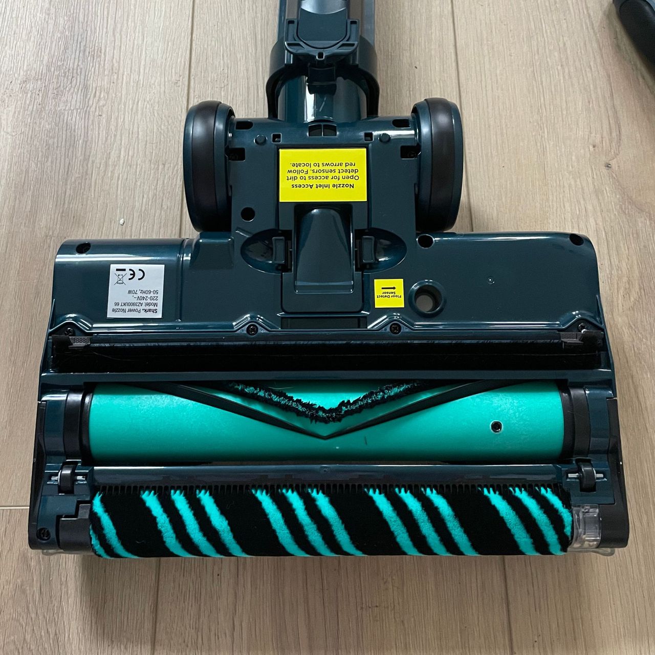 Upside down floorhead of the Shark PowerDetect Powered Lift-Away Upright Pet Vacuum Cleaner AZ3900UKT
